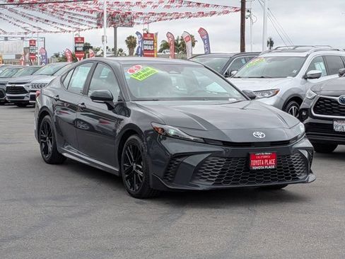 Used 2025 Toyota Camry SE FWD image 3