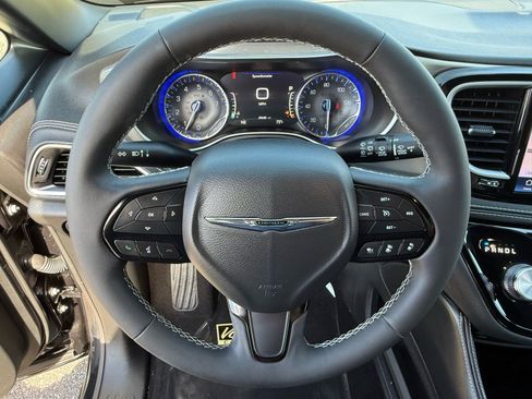 Used 2023 Chrysler Pacifica Limited w/ Uconnect Theater Family Group image 15