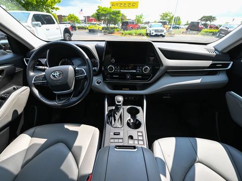 Used 2024 Toyota Highlander XLE AWD/4WD image 30