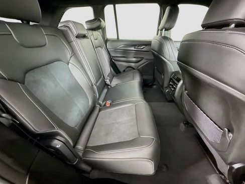 Used 2025 Jeep Grand Cherokee Altitude image 27