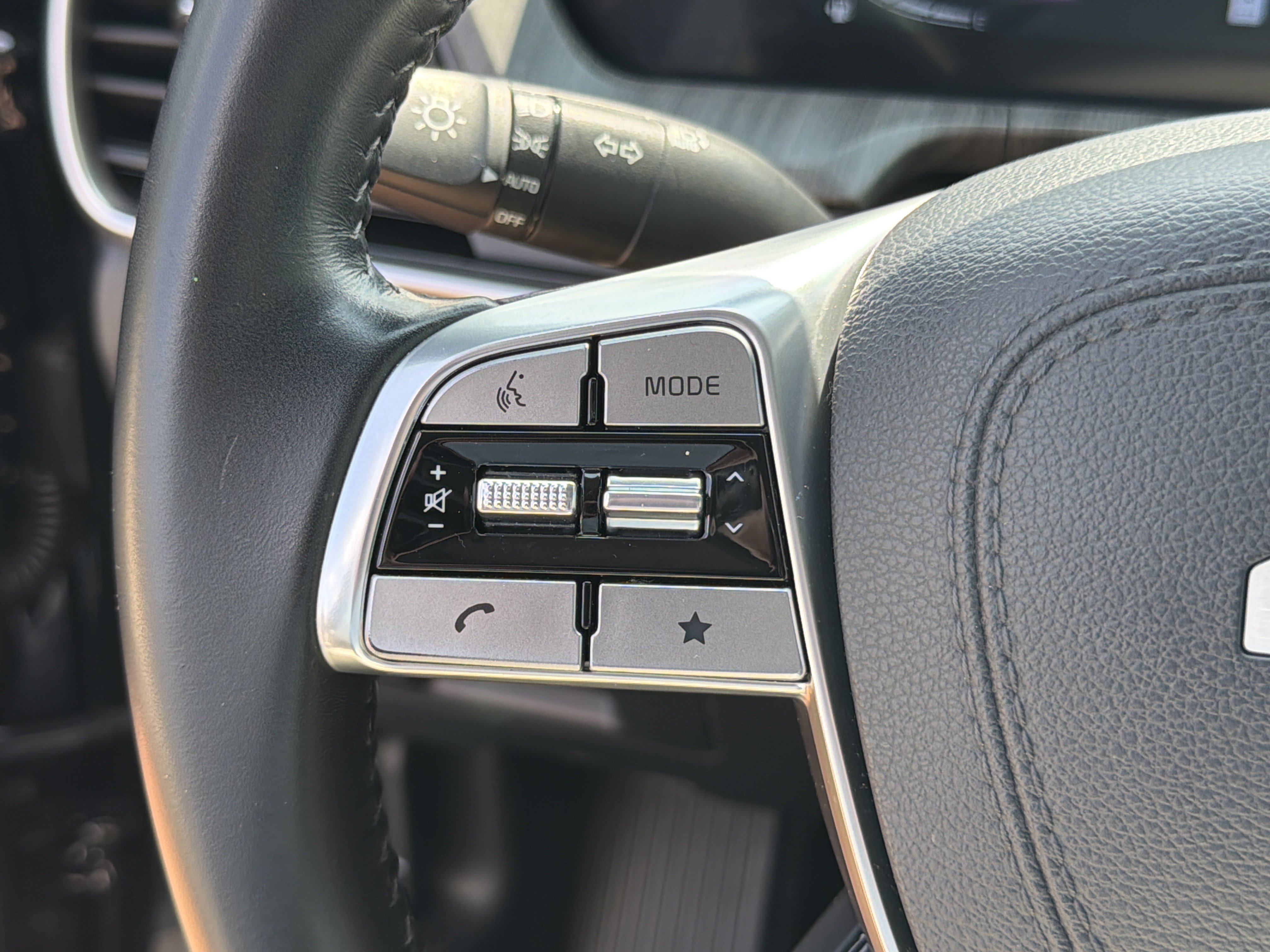 Used 2025 Kia Telluride EX w/ EX Captain's Chair Package FWD image 25