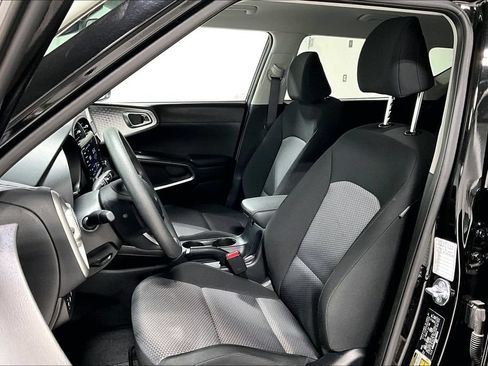 Used 2025 Kia Soul LX w/ LX Technology Package FWD image 31