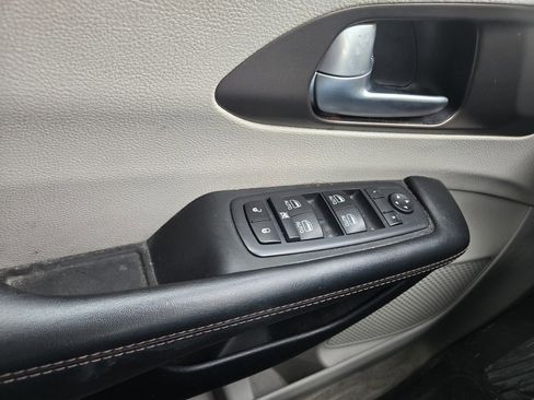 Used 2017 Chrysler Pacifica Touring-L Plus w/ Tire & Wheel Group image 26