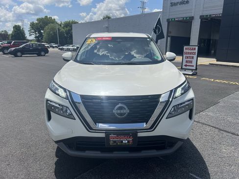Used 2023 Nissan Rogue SV image 2