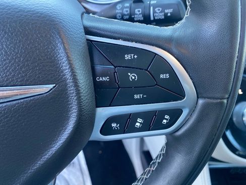 Used 2022 Chrysler Pacifica Limited w/ Uconnect Theater Family Group image 18