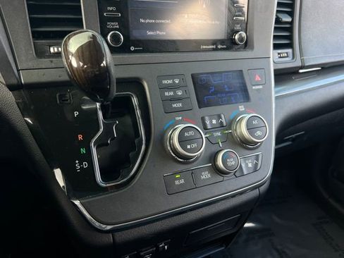 Used 2018 Toyota Sienna SE image 24