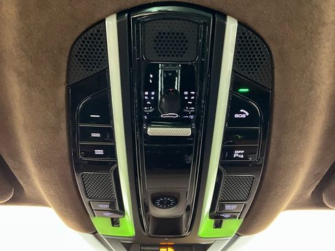 Used 2022 Porsche Cayenne Turbo image 14