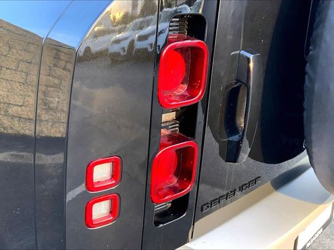 Used 2024 Land Rover Defender 110 SE image 27