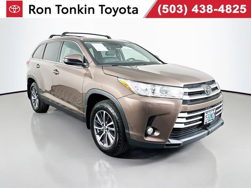 Used 2019 Toyota Highlander XLE AWD/4WD image 1