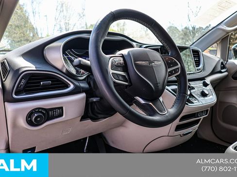 Used 2024 Chrysler Pacifica Touring-L FWD image 22
