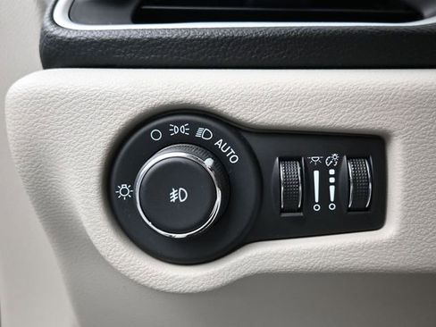 Used 2024 Chrysler Pacifica Select image 13