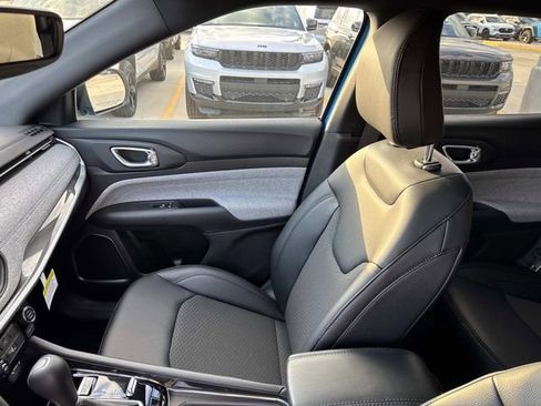 New 2026 Jeep Compass Latitude image 8