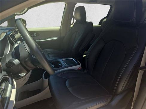 Used 2024 Chrysler Pacifica Touring-L FWD image 14