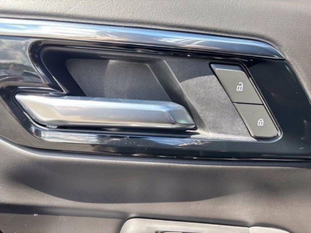 Used 2025 Chevrolet Suburban Premier AWD/4WD image 39