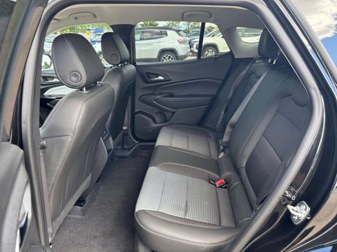 Used 2025 Chevrolet Trax LT w/ LT Convenience Package FWD image 24