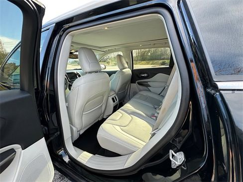 Used 2019 Jeep Cherokee Limited w/ Technology Group image 18