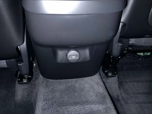 Used 2022 Volvo XC60 B5 Momentum w/ Climate Package image 34