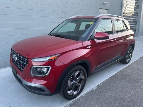 Certified 2022 Hyundai Venue Limited w/ Cargo Package image 3