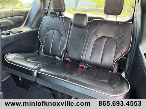 Used 2025 Chrysler Pacifica Limited FWD image 17