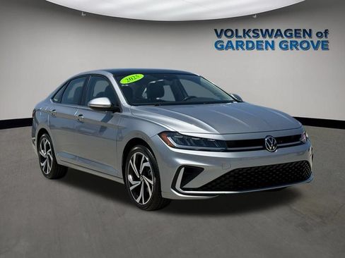 Used 2025 Volkswagen Jetta SEL FWD image 2