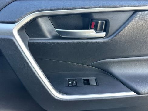 Used 2020 Toyota RAV4 XLE w/ Carpet Mat Package image 20