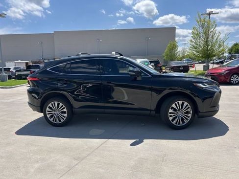 Used 2024 Toyota Venza XLE image 2