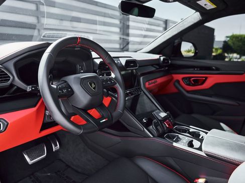 Used 2023 Lamborghini Urus S AWD/4WD image 2