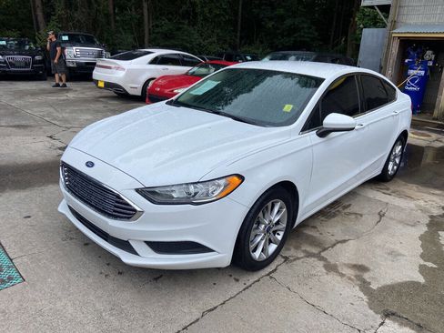 Used 2017 Ford Fusion SE w/ Fusion SE Technology Package image 2