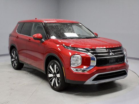 New 2025 Mitsubishi Outlander SE image 2