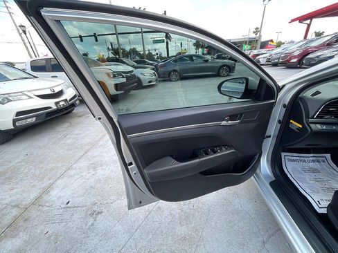 Used 2018 Hyundai Elantra Value Edition FWD image 4