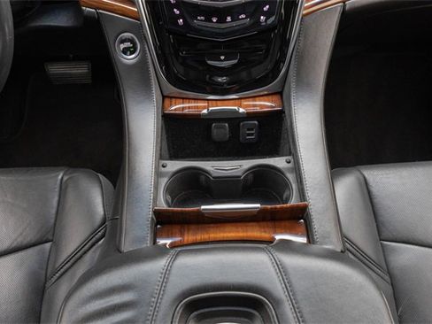 Used 2015 Cadillac Escalade Luxury image 27