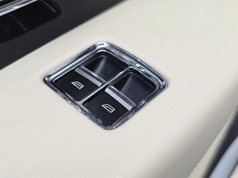 Used 2023 Bentley Bentayga Extended Wheelbase image 10