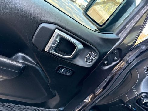 Used 2025 Jeep Wrangler Rubicon w/ Convenience Group image 18