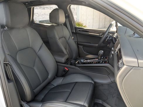 Certified 2026 Porsche Macan AWD/4WD image 26