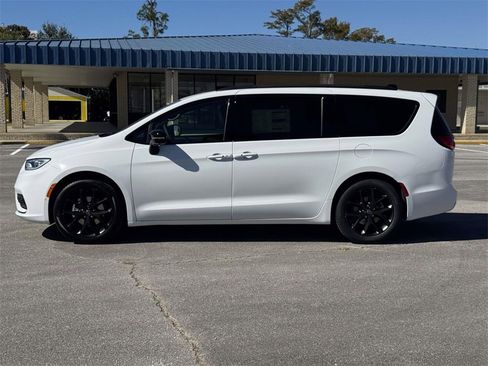 New 2026 Chrysler Pacifica Select w/ S Appearance Package image 2