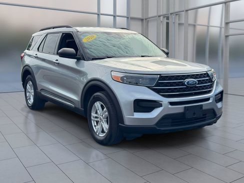 Used 2020 Ford Explorer XLT AWD/4WD image 2