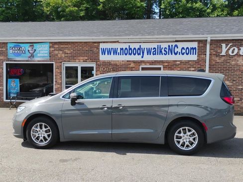 Used 2023 Chrysler Pacifica Touring-L FWD image 8