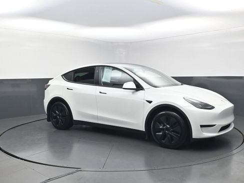 Used 2024 Tesla Model Y Long Range RWD image 10
