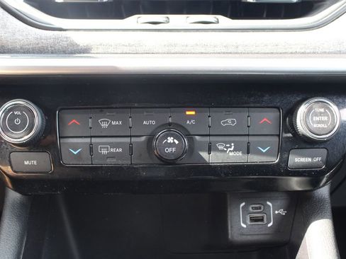 Used 2025 Jeep Compass Latitude w/ Sun & Sound Group AWD/4WD image 29