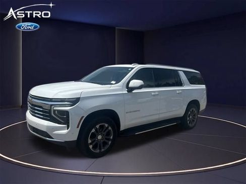Used 2025 Chevrolet Suburban LT w/ Comfort Package RWD image 1