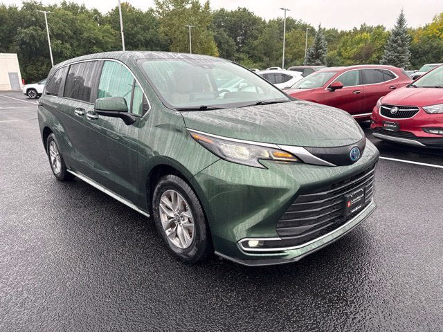 Used 2024 Toyota Sienna XLE AWD/4WD image 3