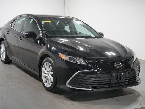 Certified 2021 Toyota Camry LE FWD image 3