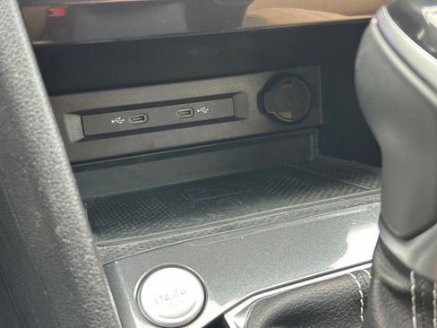 Certified 2023 Volkswagen Tiguan SE FWD image 24