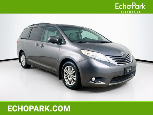 Used 2017 Toyota Sienna XLE Premium FWD image 1