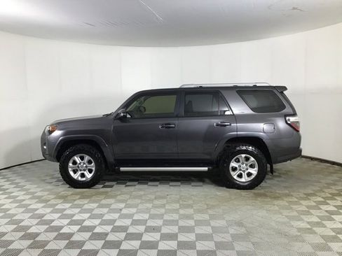 Used 2017 Toyota 4Runner SR5 Premium image 4