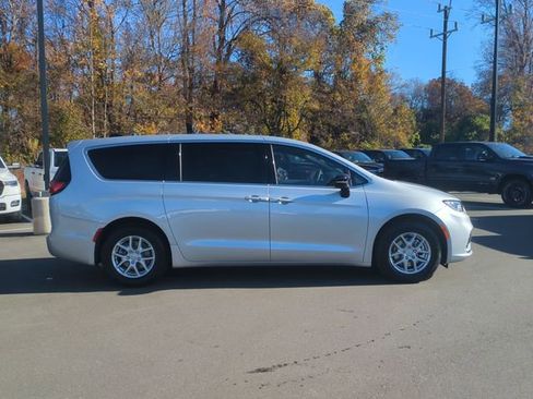 New 2026 Chrysler Pacifica Select FWD image 14