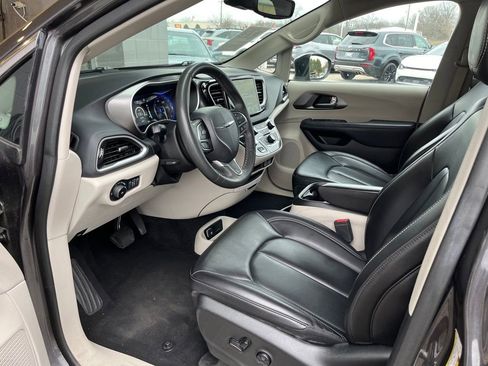 Used 2023 Chrysler Pacifica Touring-L image 12