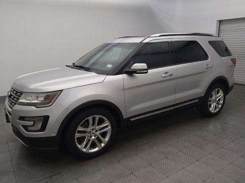 Used 2017 Ford Explorer Limited w/ Equipment Group 301A FWD image 2