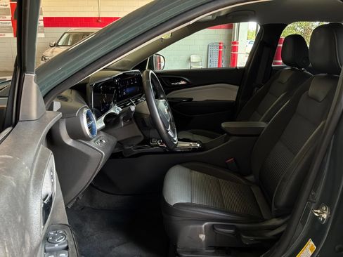 Used 2025 Chevrolet Trax LT w/ LT Convenience Package FWD image 10