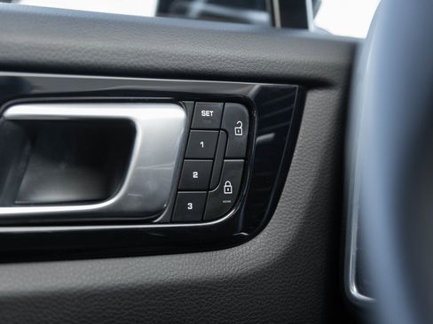 Used 2022 Porsche Cayenne Platinum Edition image 18